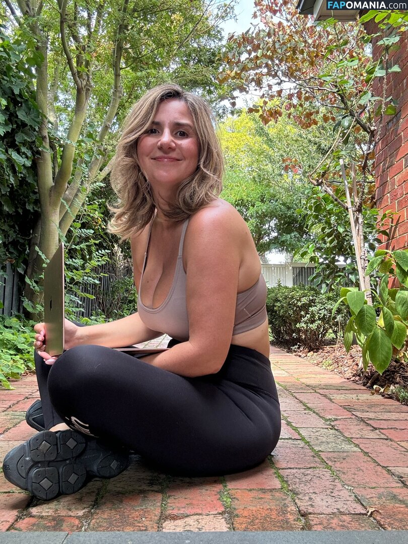 MILF Online Accountant / Miriam Holme / miriamholme Nu OnlyFans  Photo fuitée #20