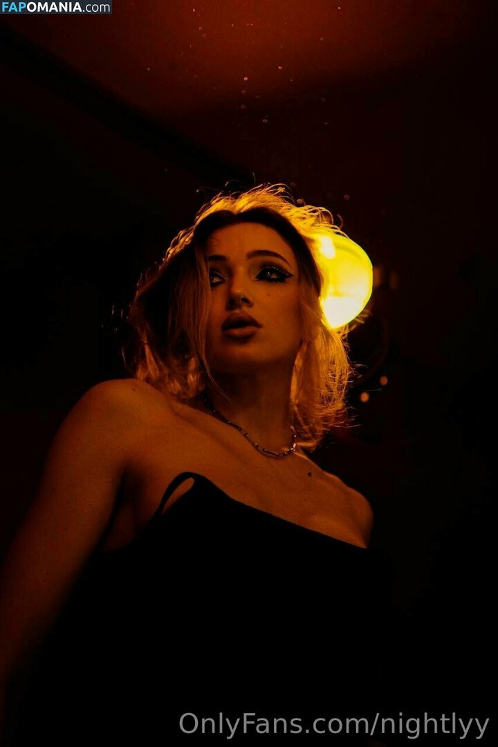elara_moonq / nightly / nightlyy Nu OnlyFans  Photo fuitée #2