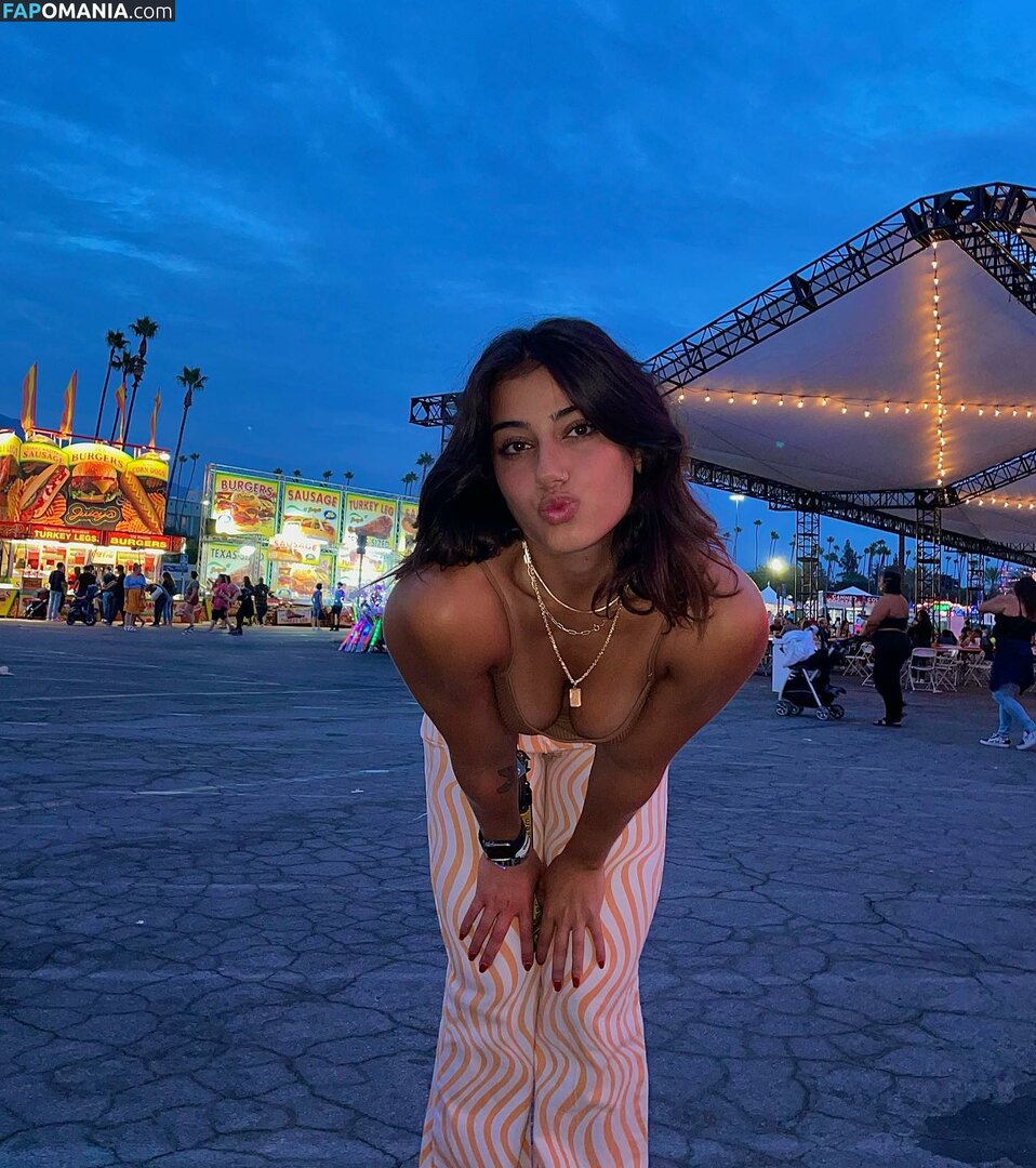 Sara Saffari / sarasaffari__ Nu OnlyFans  Photo fuitée #4