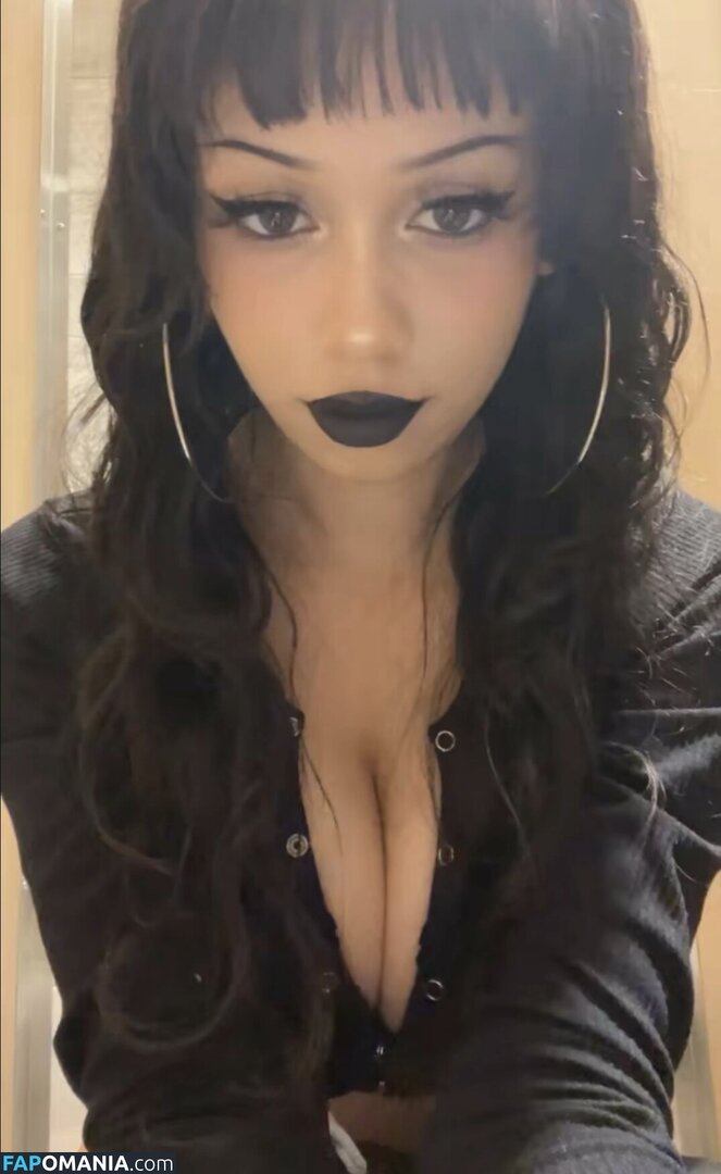 Scarlett Moon / https: / moonieseditz Nu OnlyFans  Photo fuitée #1