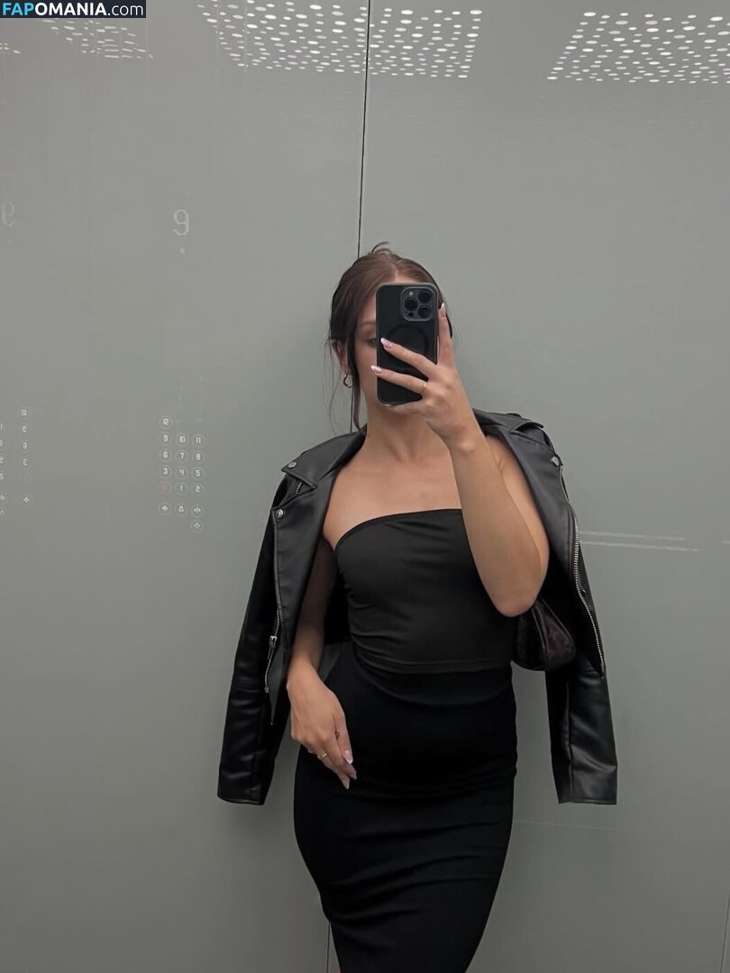 eminkarosikova / emrosik_ / secretofema Nu OnlyFans  Photo fuitée #11