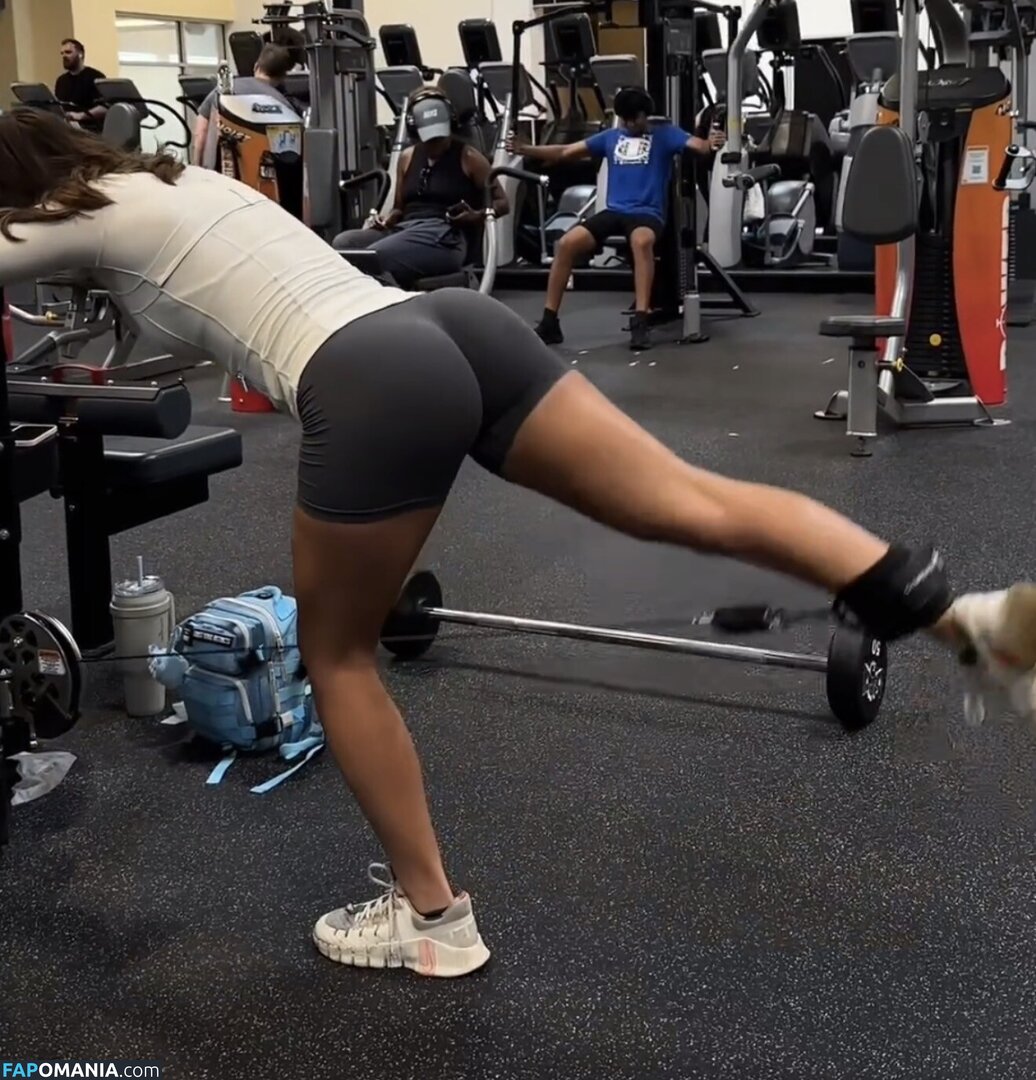 Shelby Abbott / shelbyabbott11 / simplyyhott Nu OnlyFans  Photo fuitée #1