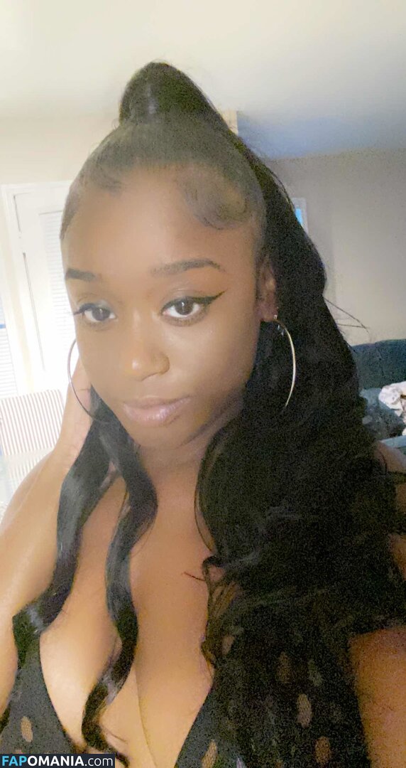 Lola B / Smoochess2xx Nu OnlyFans  Photo fuitée #1