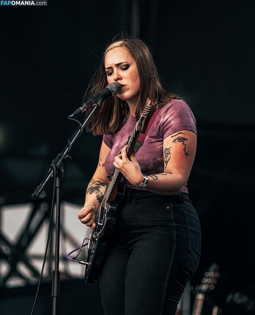 Soccer Mommy / Sophia Allison / soccermommyband Nu OnlyFans  Photo fuitée #1