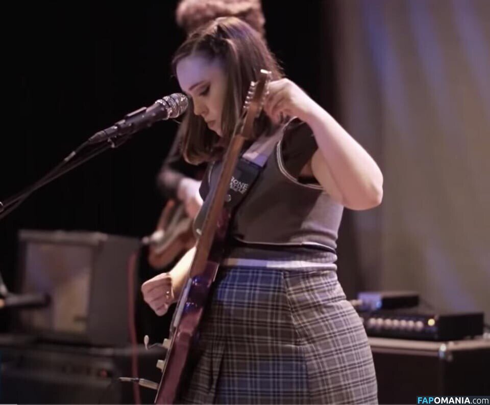 Soccer Mommy / Sophia Allison / soccermommyband Nu OnlyFans  Photo fuitée #3