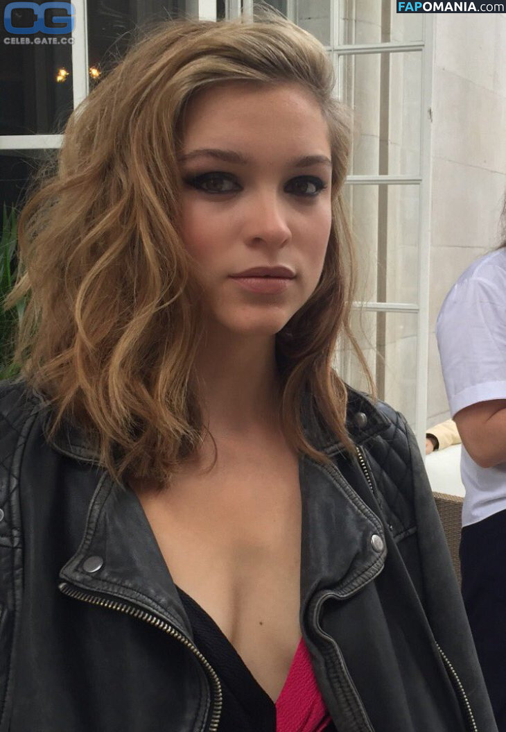 Sophie Cookson Nu OnlyFans  Photo fuitée #3