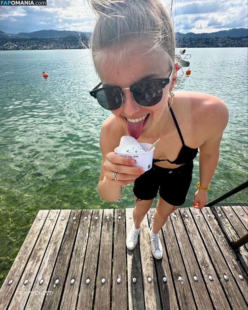Tina Hausmann Nu OnlyFans  Photo fuitée #2