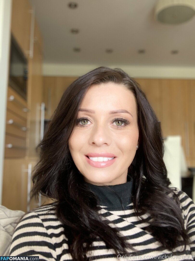 vickiebrownofficial / vickyloveporn Nu OnlyFans  Photo fuitée #19