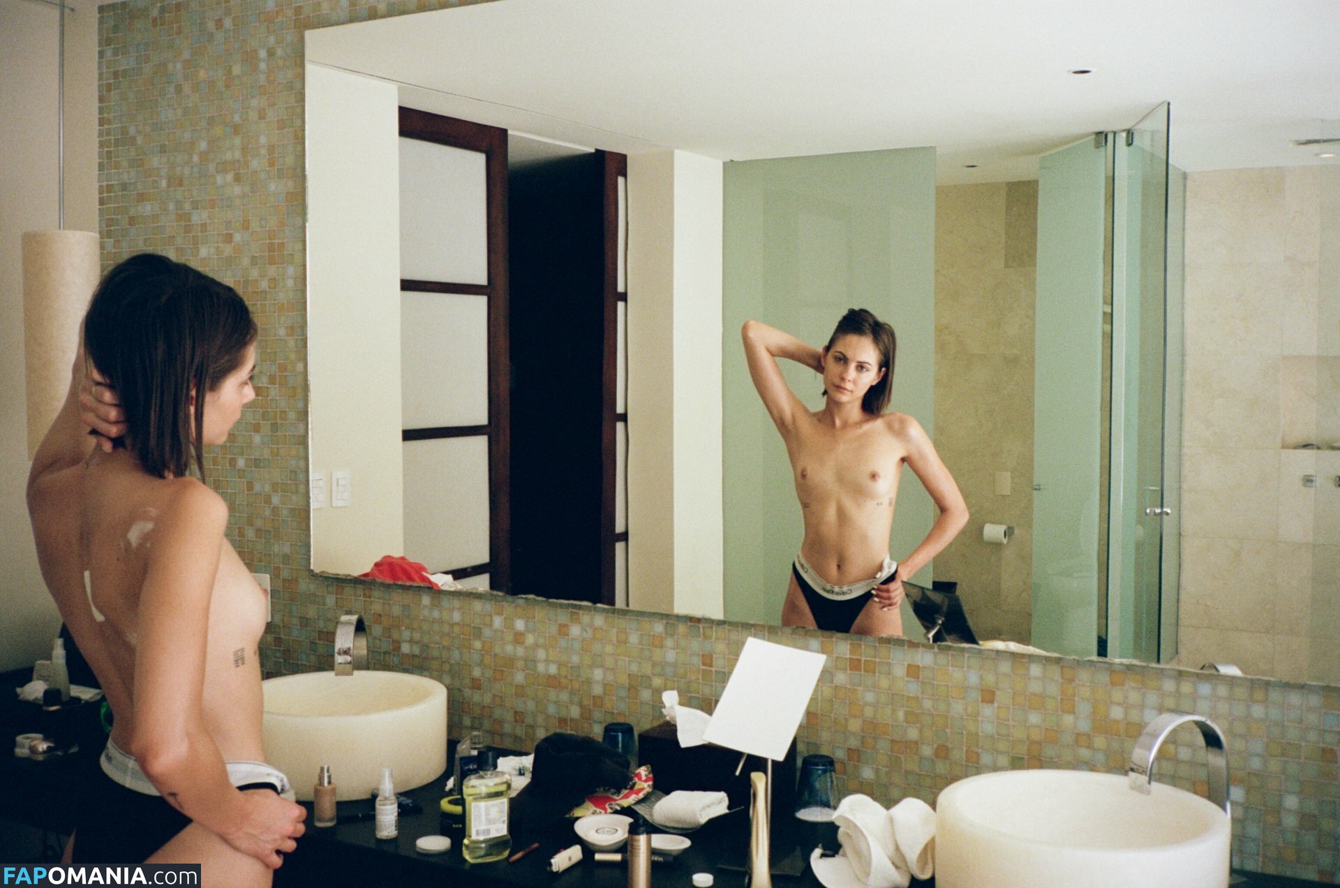 Willa Holland / willaholland Nu OnlyFans  Photo fuitée #1