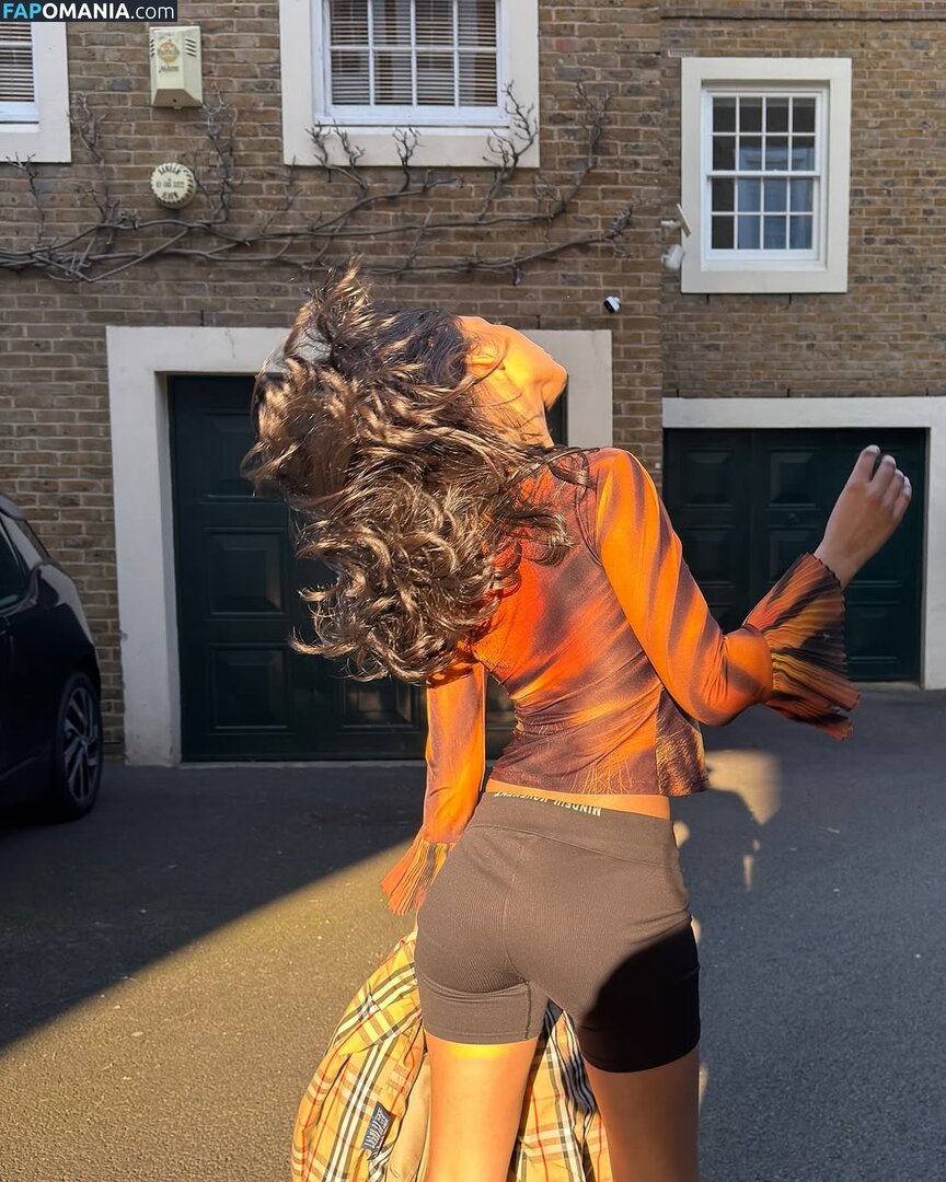 Zaina Sarah / zaina.sarah Nu OnlyFans  Photo fuitée #1