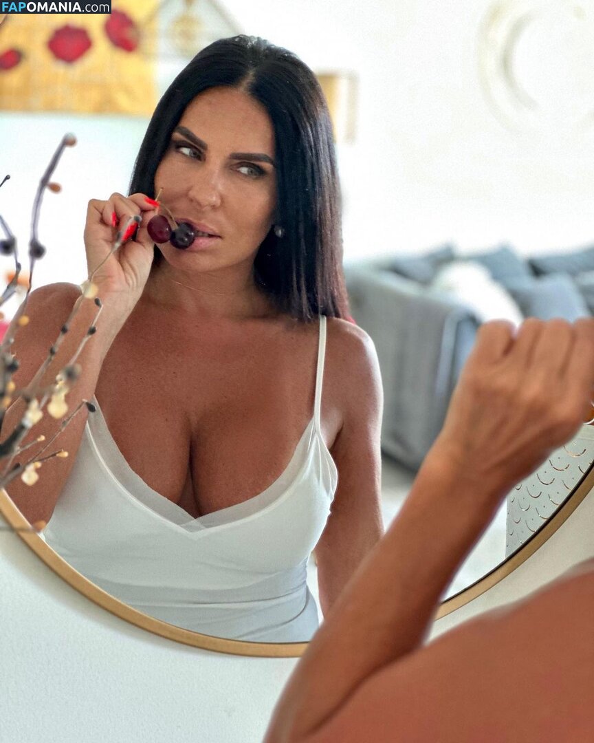 Zdlena Vitaly's Mom Nu OnlyFans  Photo fuitée #3